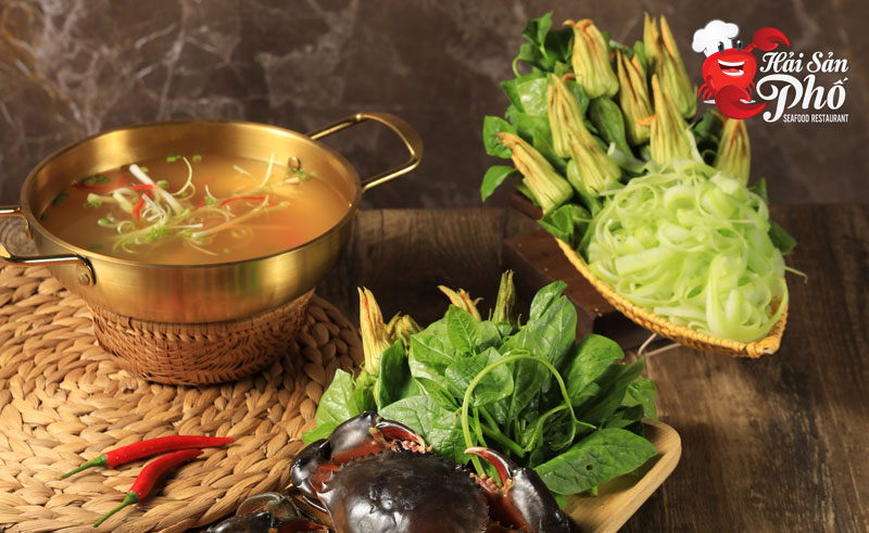 Nồi nước lẩu sóng sánh, thơm phức gạch cua, thanh ngọt, trọn vị