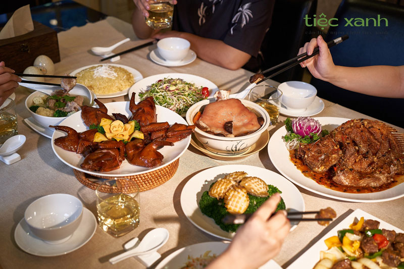 Đặt tiệc tại Tiệc Xanh để bữa tiệc cuối năm tại nhà dễ dàng và thuận tiện hơn bao giờ hết.