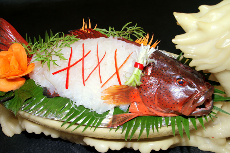 Sashimi độc đáo, ngon miệng từ cá song đỏ.