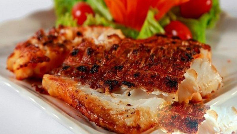 Cá mú đỏ nướng thơm phức, níu chân thực khách từ xa.