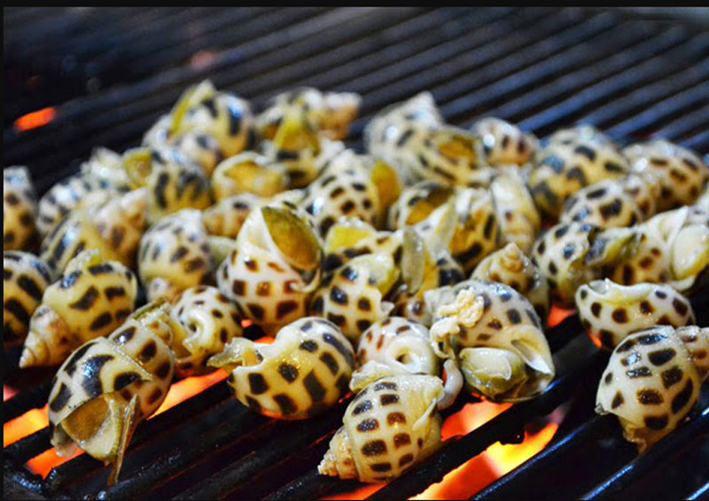 Ốc hương nướng thơm ngon, món ăn quen thuộc khiến ai cũng mê mẩn.