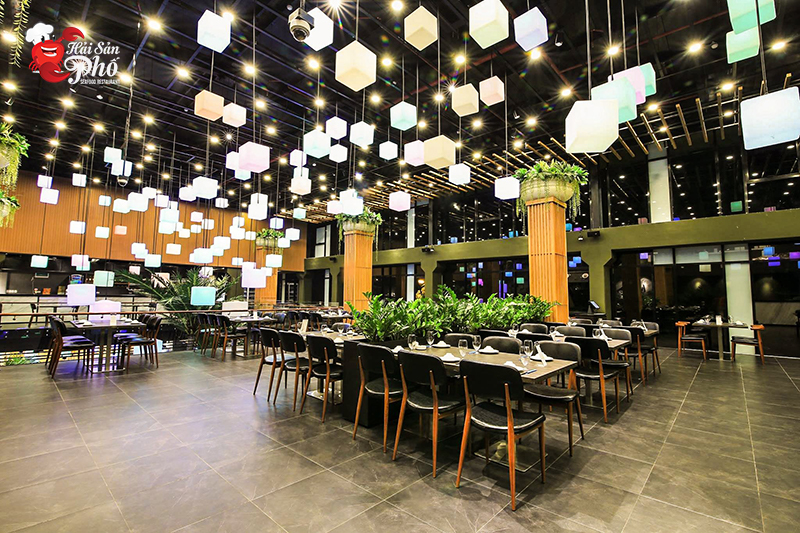 Không gian tràn ngập ánh đèn lung linh, rực rỡ