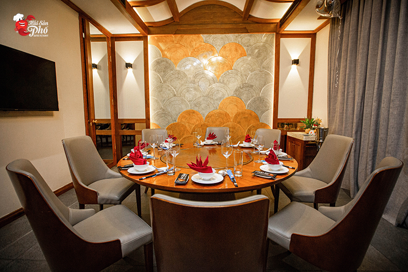 Hệ thống phòng VIP với thiết kế tối giản đảm bảo sự tinh tế, sang trọng và lịch thiệp