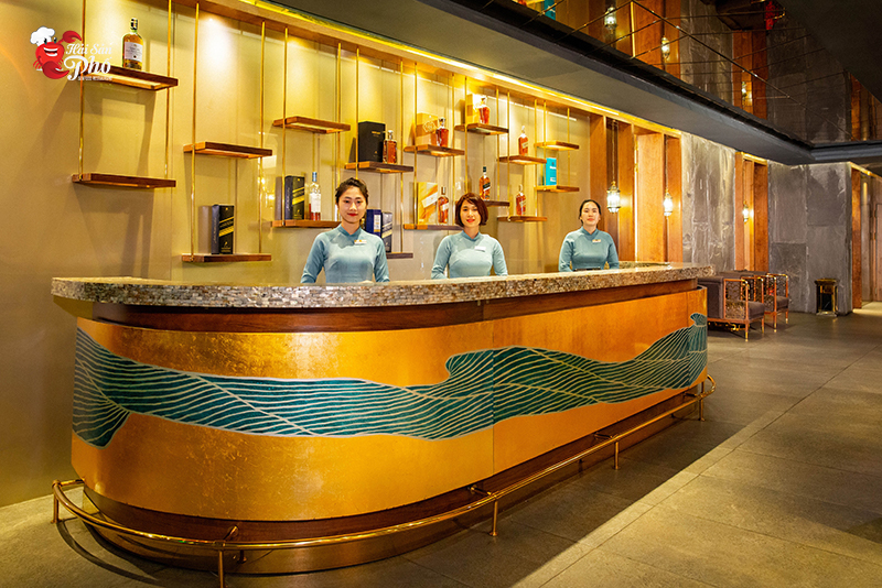 Đội ngũ nhân viên dịch vụ sẵn sàng tư vấn, setup tiệc theo mong muốn của quý khách