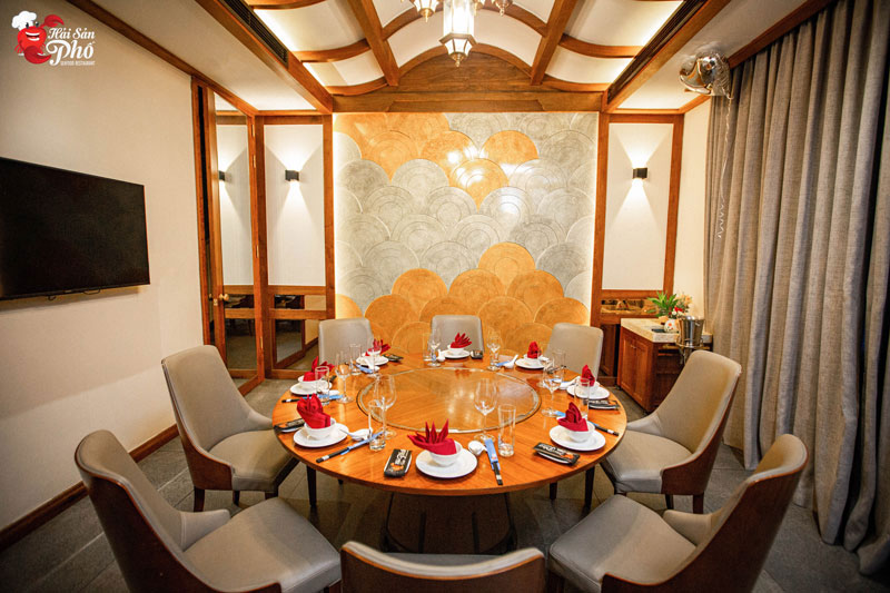 Phòng VIP - phòng riêng đầy sang trọng với thiết kế riêng, tách biệt với không gian bên ngoài.