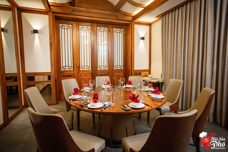 Hệ thống phòng riêng tại đây được thiết kế mang đậm chất cổ điển, với phong cách Á Đông khó thể nhầm lẫn.