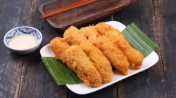 Bánh chuối chiên sốt dâu tây: giòn ngoài, mềm trong, chua ngọt