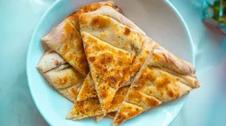 Bánh mì nướng tỏi bơ thần tốc: 4 cách làm nhanh cho dân văn phòng