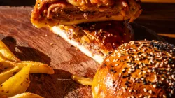 Bánh rán hamburger: cách làm vỏ bánh chiên xốp và nhân bò mọng