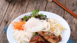 Bún ngon 3 miền: bún chả, bún bò Huế, bún mắm nấu tại nhà