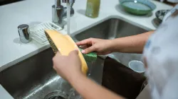 Cách rửa bát đĩa sạch khuẩn: quy trình đúng và mẹo hết dầu mỡ