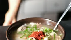 Canh bánh gạo Hàn Quốc: cách nấu tteokguk ngon cho ngày ngán cơm