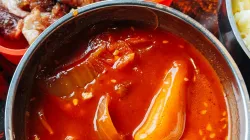 Lẩu xí quách kim chi: cách nấu nước lẩu chua cay đậm đà tại nhà