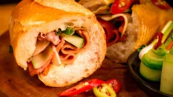 Lưỡi heo khìa nước dừa kẹp bánh mì: bữa sáng lạ miệng, dễ làm