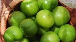 Mận dầm muối ớt chua ngọt: cách làm giòn ngon, đậm vị