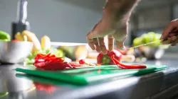 Mẹo cắt rau củ quả nhanh: 15 cách thái đều, gọn, an toàn