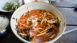 Mì cay Hàn Quốc tại nhà: nước dùng kim chi đậm vị, cấp độ tuỳ chọn