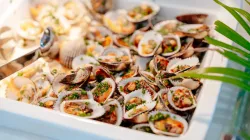 Nghêu nướng sốt me: cách làm chua ngọt đậm đà, thịt mọng nước