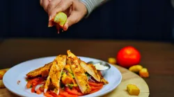 Salad ức gà áp chảo: thịt mềm mọng, sốt mè chanh nhẹ bụng