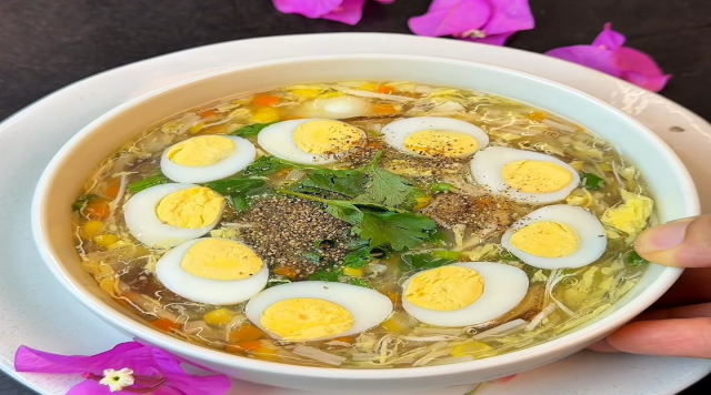 Súp gà ngô nấm: cách nấu sánh mịn, ngọt thơm từ ức gà luộc