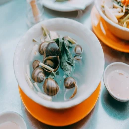 Ốc vặn luộc lá chanh
