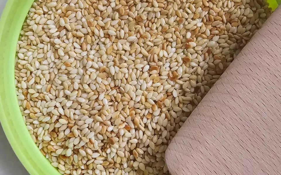bánh gà chấm sốt mè