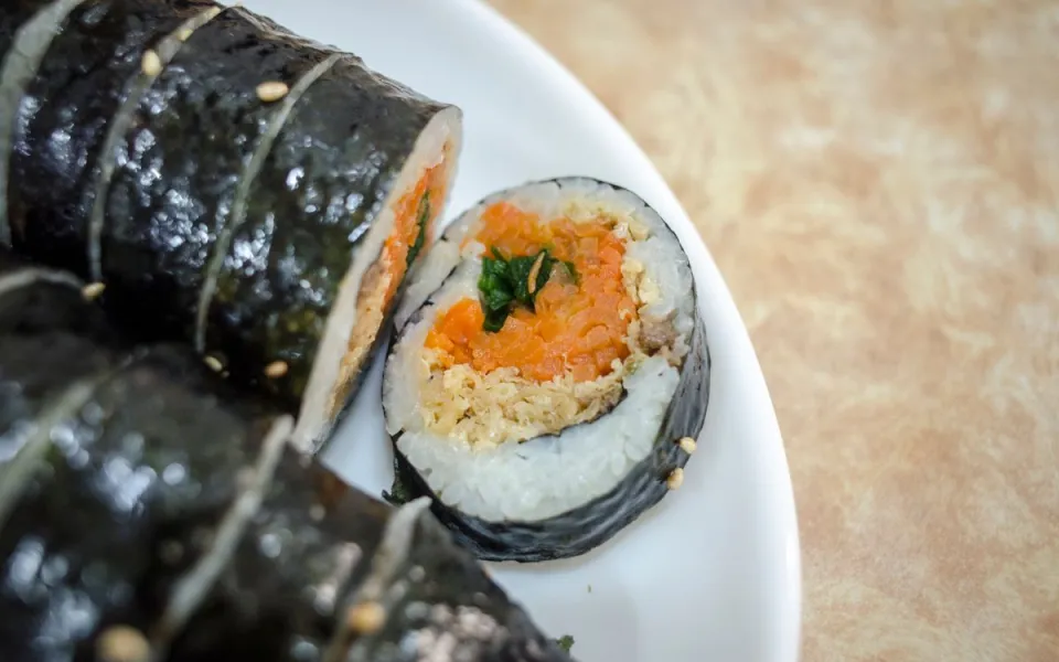 c&aacute;ch l&agrave;m cơm cuộn rong biển