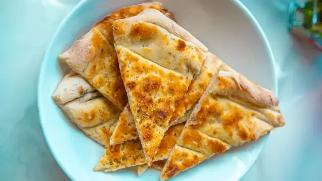 Bánh mì nướng tỏi bơ thần tốc: 4 cách làm nhanh cho dân văn phòng