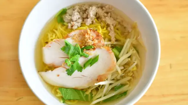 B&uacute;n g&agrave; x&aacute;o sả: c&aacute;ch nấu nước d&ugrave;ng thơm nồng cho bữa s&aacute;ng