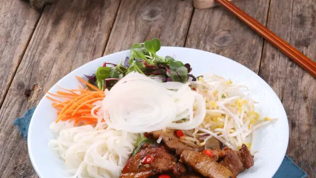 B&uacute;n ngon 3 miền: b&uacute;n chả, b&uacute;n b&ograve; Huế, b&uacute;n mắm nấu tại nh&agrave;