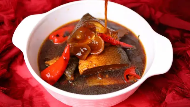 C&aacute; đối kho dưa cải chua: c&aacute;ch kho mềm xương, chua dịu, đậm đ&agrave;