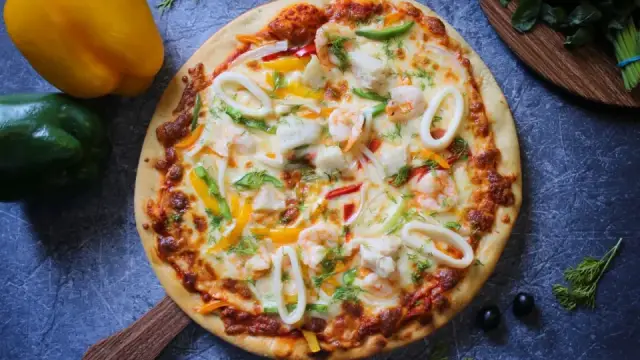 C&aacute;ch l&agrave;m pizza hải sản tại nh&agrave;: đế mềm, nh&acirc;n t&ocirc;m mực b&eacute; m&ecirc;