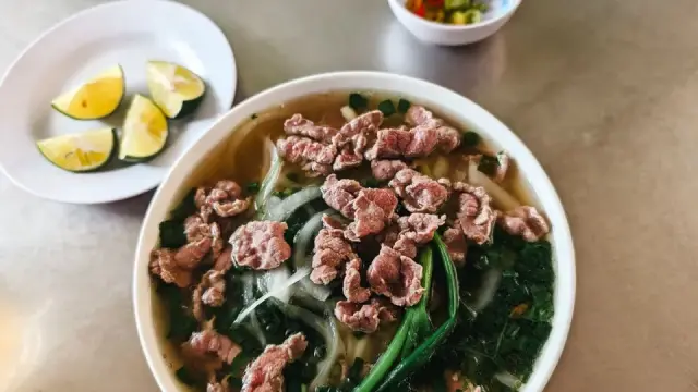 C&aacute;ch nấu phở b&ograve; H&agrave; Nội tại nh&agrave;: nước d&ugrave;ng trong, thơm chuẩn vị