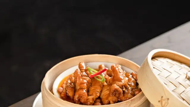 Ch&acirc;n g&agrave; ng&acirc;m sả tắc: gi&ograve;n sần sật, chua cay thấm vị lai rai