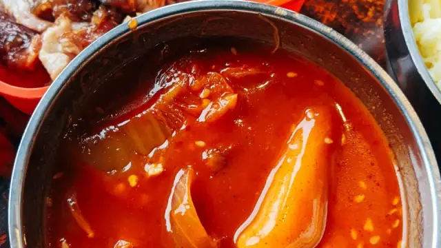 Lẩu x&iacute; qu&aacute;ch kim chi: c&aacute;ch nấu nước lẩu chua cay đậm đ&agrave; tại nh&agrave;