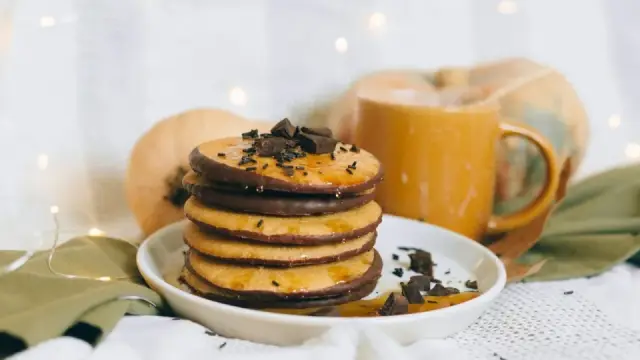 Pancake b&iacute; đỏ Halloween: c&aacute;ch l&agrave;m mềm xốp, trang tr&iacute; ma qu&aacute;i