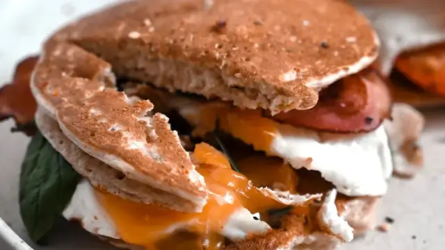 Pancake jambon trứng cút: bữa sáng ngon trong 20 phút