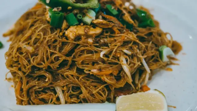 Phở sắn xào thập cẩm dai giòn: món trưa lạ miệng dễ làm