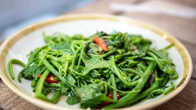 Rau nh&uacute;t: c&aacute;ch sơ chế sạch v&agrave; 4 m&oacute;n ngon d&acirc;n d&atilde; cho cả nh&agrave;