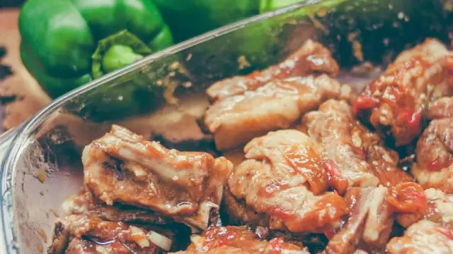 Sườn nướng ti&ecirc;u đ&atilde;i tiệc: c&aacute;ch ướp mềm thơm, nướng l&ograve; v&agrave; than