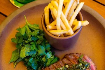 Bít tết sốt chimichurri và khoai chiên