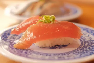 Nigiri trên đĩa sứ xanh