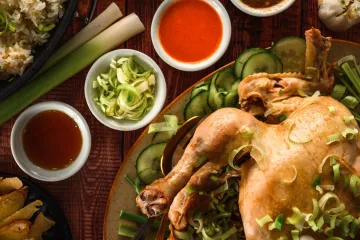 Gà quay nguyên con và nước chấm