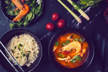 Tom yum tôm và cơm trắng