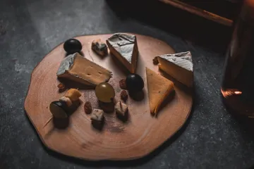 Đĩa phô mai, hạt và nho