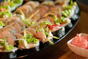 Sushi tổng hợp với wasabi