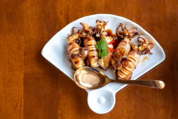 Mực nướng bày đĩa