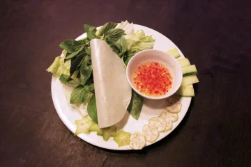 Đĩa khai vị rau củ và nước chấm