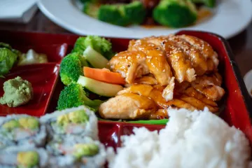 Bento gà teriyaki và sushi