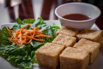Đậu phụ chiên ăn kèm rau